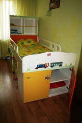 Детская кровать с встроенным столом и шкафами,  б/у